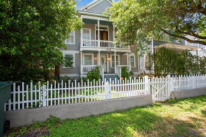 Antigua Key - just a couple blocks to Seawall Beaches, shops, restaurants and Pleasure Pier! home
